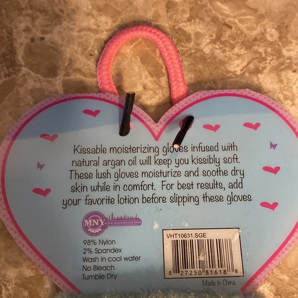 NWT Kissables Moisturizing Gloves - Picture 4 of 4